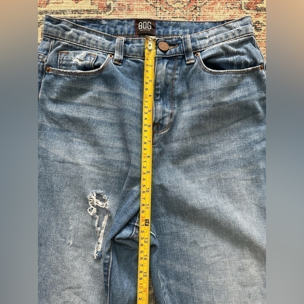 BDG Mom High Rise Jeans/Medium Distressed Wash/Size 28 - Picture 5 of 8